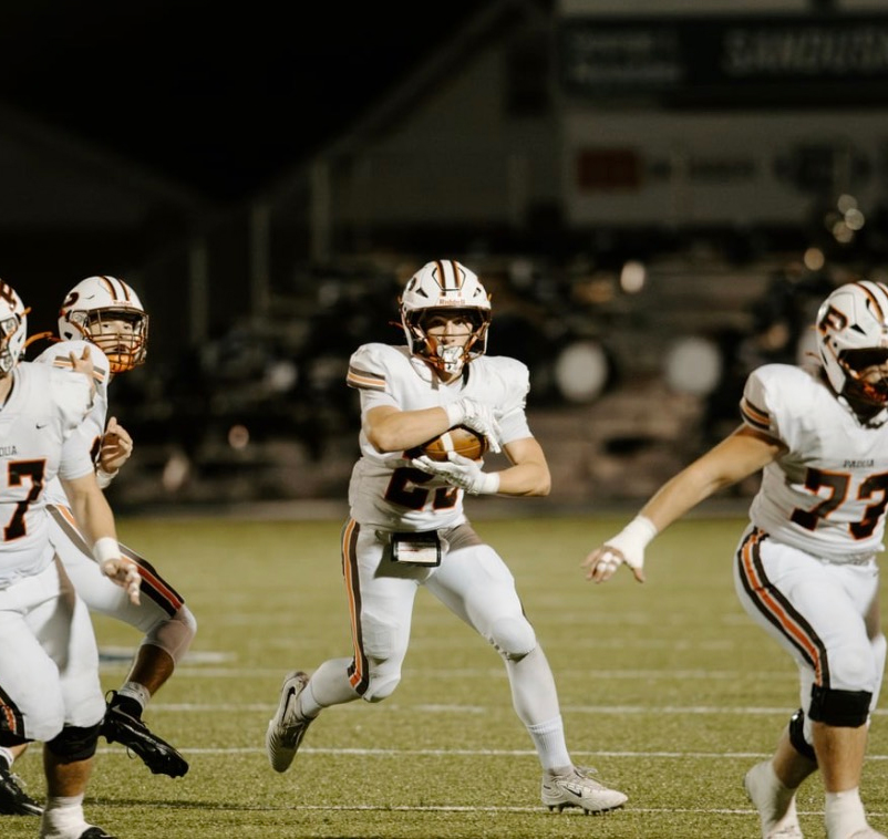 Maks Karasek #25 takes the handoff behind his line